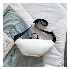 Marsupio bianco minimalista su jeans con tracolla nera regolabile e fibbia