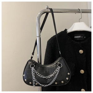 Détail du sac bandoulière noir effet crocodile avec chaînes argentées et rivets en métal