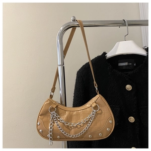 Détail du sac camel à motif pierre avec chaînes argentées et rivets métalliques