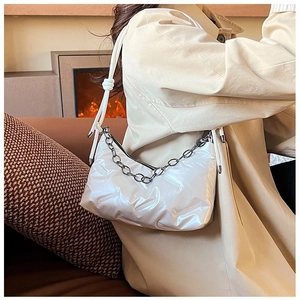 Sac hobo blanc matelassé avec fini brillant et détail de bandoulière en chaîne