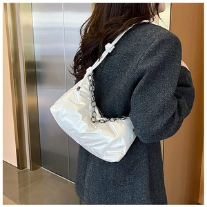 Détail du sac à bandoulière matelassé blanc avec chaîne argentée et fini brillant