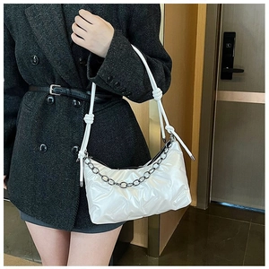 Détail du sac bandoulière blanc matelassé avec fini brillant et chaîne argentée