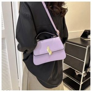 Vue détaillée du sac à main en cuir violet clair doté d'un fermoir rotatif doré élégant
