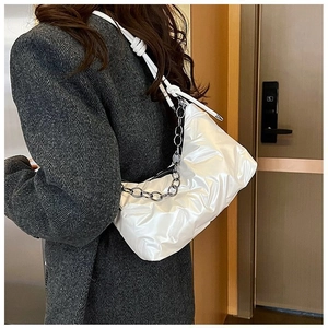Détail du sac hobo blanc rembourré avec chaîne argentée et bandoulière en corde