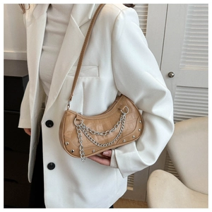 Détail du sac sous le bras croissant marron clair avec texture croco et chaîne