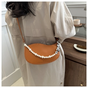 Détail du sac demi-lune orange avec chaîne en perles et fermoir cœur en métal argent