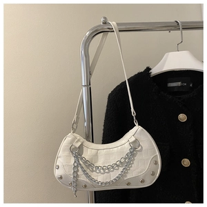 Sac à bandoulière blanc en similicuir texturé crocodile avec chaîne argentée décorative