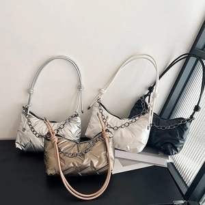 Nouveau Sac Sous le Bras Matelassé Puffer pour Femmes en Simili Cuir PU Métallique Sac à Épaule Avec Chaîne en Métal et Sangle à Nœud
