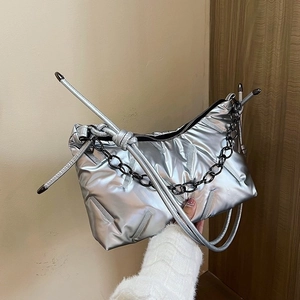 Sac hobo argenté métallisé avec surpiqûres en V et chaîne décorative noire