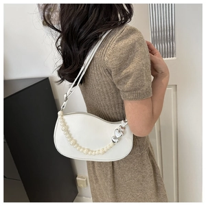 Détail du sac bandoulière blanc en PU avec chaîne perlée et breloques coeur argent