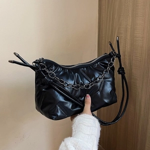 Sac à main matelassé noir avec chaîne argentée et bandoulière à nœud élégante