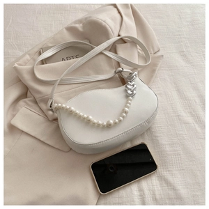 Détail du sac bandoulière blanc en demi-lune avec chaîne de perles et de cœurs