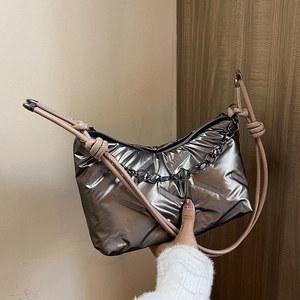 Sac à bandoulière matelassé métallisé avec chaîne et finition en cuir rembourré