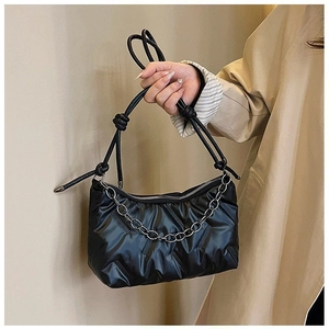 Sac hobo matelassé noir chic avec chaîne argentée et bandoulière à nœud réglable