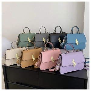 Collection de sacs à main carrés en huit couleurs avec boucles en métal doré en flamme