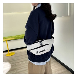 Dettaglio del marsupio in nylon bianco con scritta Tevgrun7 nera e tracolla nera