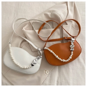 Détails des sacs à bandoulière demi-lune blanc et caramel avec chaîne de perles