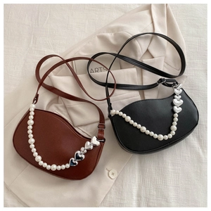Sacs hobo marron et noir avec bandoulière décorative en perles et breloque en forme de cœur