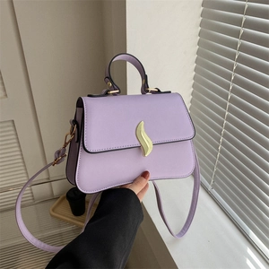 Sac bandoulière lilas élégant avec boucle dorée et poignée supérieure vue en studio