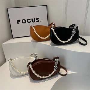 Sac Bandoulière Croissant pour Femmes Cuir PU Chaîne de Künstliche Perles Breloques Cœur Sac à Épaule Hobo Minimaliste Mode Élégante Main