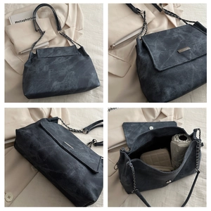 Vues détaillées du sac à bandoulière gris avec capacité intérieure et texture marbrée