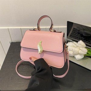 Petit sac à main carré en cuir rose clair à la mode avec fermoir en métal doré en feuille