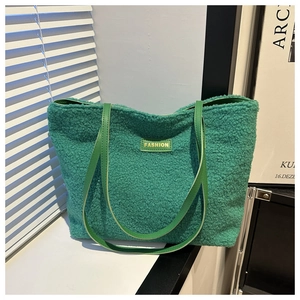 Elegante bolso tote verde de borreguito sintético con asas de cuero y logo oro