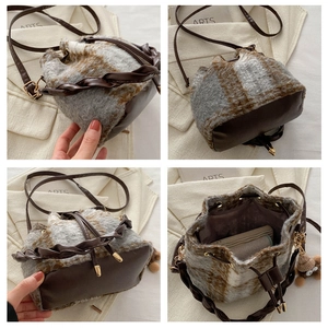 Vues détaillées du sac seau à carreaux montrant l'espace intérieur et le fond en cuir