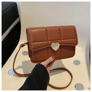 Borsa a tracolla trapuntata marrone con motivo a quadri e chiusura a cuore oro