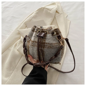 Détails du sac seau à carreaux gris et marron avec cordon de serrage et bandoulière