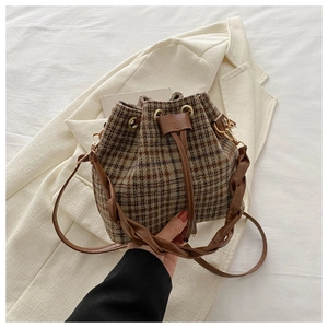 Sac seau à carreaux classique avec bordure en cuir marron et poignée tissée pour femmes
