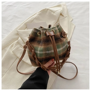 Vue détaillée du sac seau à carreaux avec poignée tressée et fermeture à cordon