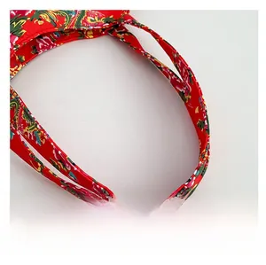 Detailaufnahme der stabilen Doppelgriffe und traditionellen Blumenmuster der Tasche