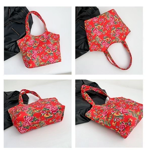 Detailansicht der großen Stofftasche mit traditionellen roten Pfingstrosen und Drachen