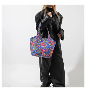 Nahaufnahme der ethnischen Stofftasche mit großen Blumenmustern und Schultergurten