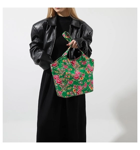 Detail der lebhaft grünen Seiden-Tote-Bag mit großen roten Pfingstrosen und Motiven