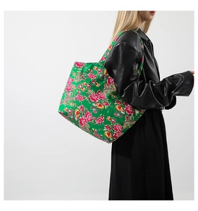 Detailansicht der grünen Ethno-Tasche mit großen roten Pfingstrosen und Goldphönix