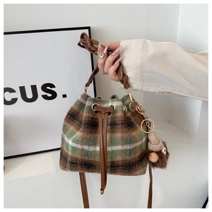 Sac seau chic à carreaux avec cordon, breloque d'ours en peluche et anses en cuir