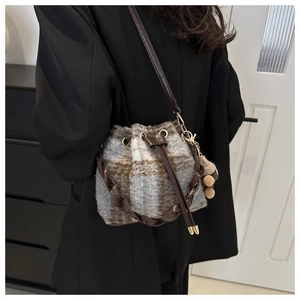 Sac seau à carreaux classique en laine gris et marron avec bandoulière pour femme