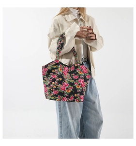 Detailaufnahme der Vintage-Canvas-Tasche mit traditionellem chinesischem Blumenmuster