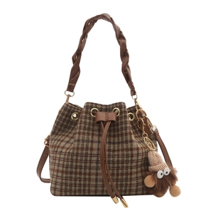 Sac seau vintage à carreaux en tweed marron avec bandoulière en cuir et charm peluche
