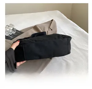 Détail du fond renforcé et résistant à l'usure de ce grand sac cabas en toile noire