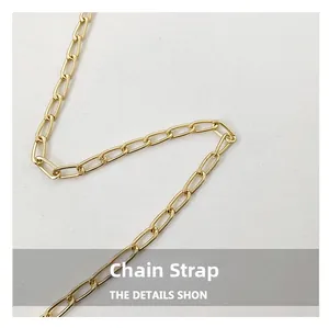 Dettaglio della catena dorata per borsa a tracolla con maglie metalliche eleganti