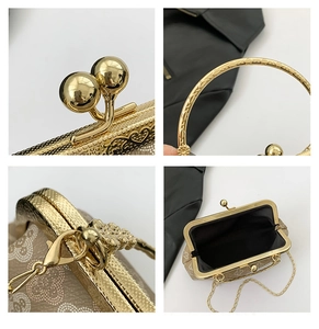 Dettaglio della borsa retrò beige con chiusura a bacio e manico in metallo inciso