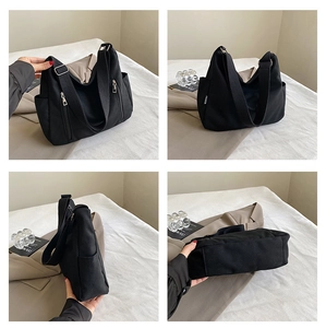 Détail du sac cabas en toile noire avec poches zippées et bandoulière réglable pratique
