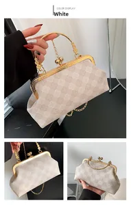 Dettaglio della chiusura a conchiglia e del motivo floreale sulla borsa beige