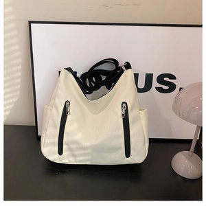 Détails du sac fourre-tout en toile crème avec bretelles noires et fermetures éclair