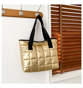 Gesteppte Tragetasche in Champagner-Gold mit Metallic-Finish und schwarzen Stoffgurten