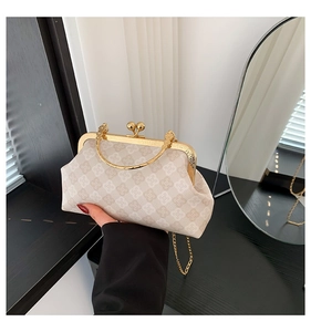Borsa a mano retrò color crema con motivo a trifoglio, chiusura e manico in metallo