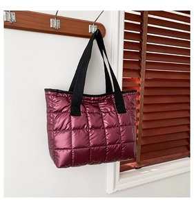 Schicke gesteppte Daunentasche in Metallic-Lila mit robusten schwarzen Webgriffen